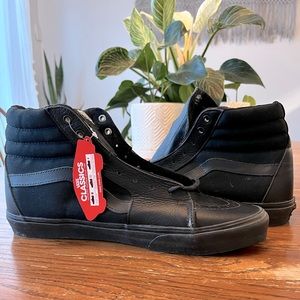 VANS CLASSICS HIGH-TOPS • NWT